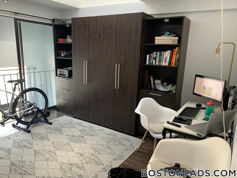 Building Photo - 12 Locust St