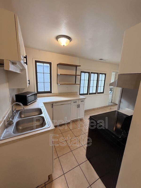 Building Photo - 107 S Kendall St