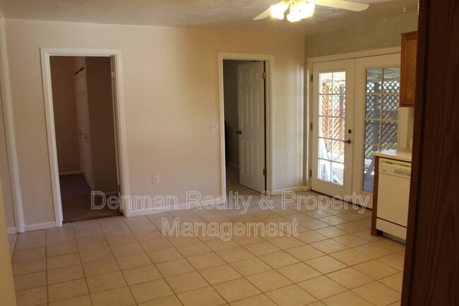 Building Photo - 910 S Una Ave