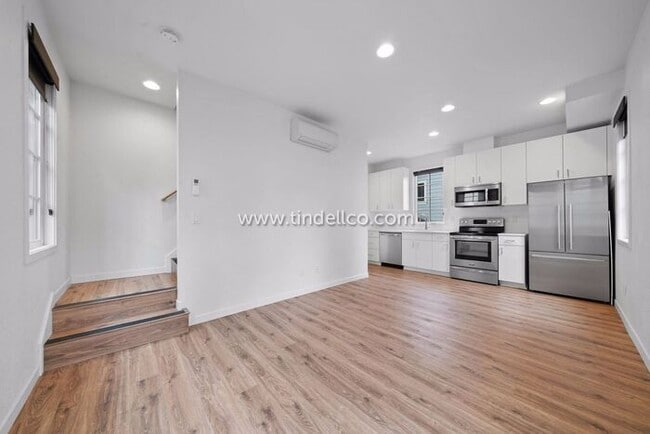 Building Photo - Modern Townhome Apartment in the heart of Hosford-Abernethy - W/S/G Included!