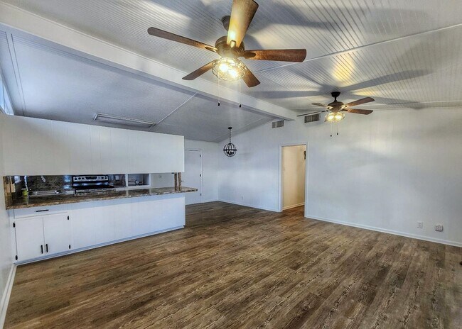 Building Photo - 1800 Bluebonnet Ln