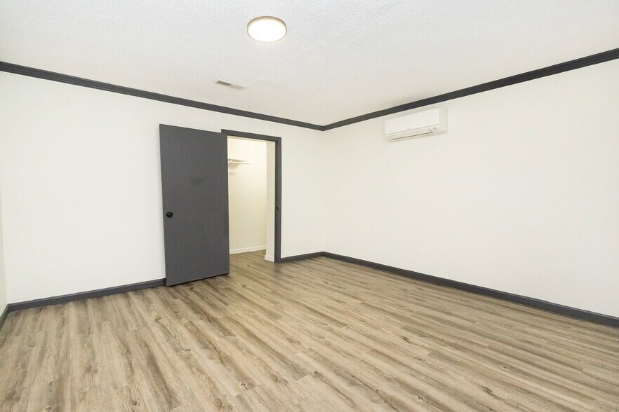 Building Photo - 6923 Greenway Dr