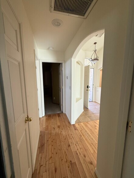 Building Photo - 2968 La Paloma Dr