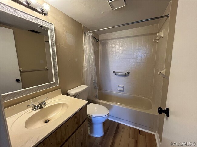 Building Photo - 790 E Gilchrist Ct