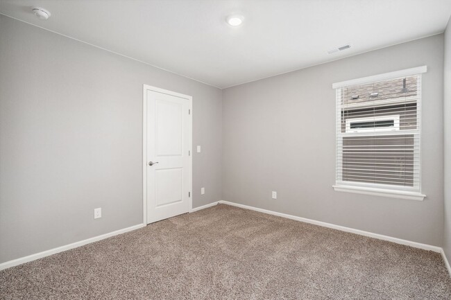 Building Photo - Spacious 4BD Bennet Floorplan with Full Ba...