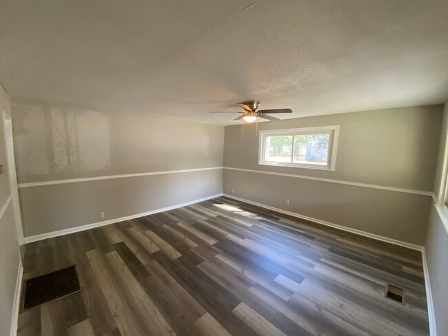 Building Photo - Recently updated 3 bed 2 bath - Move In Re...