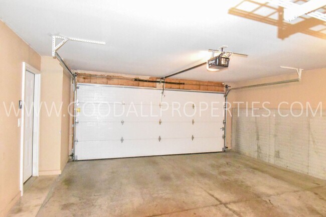 Building Photo - 2 Bedroom 2 Bath 2 car attached garage
