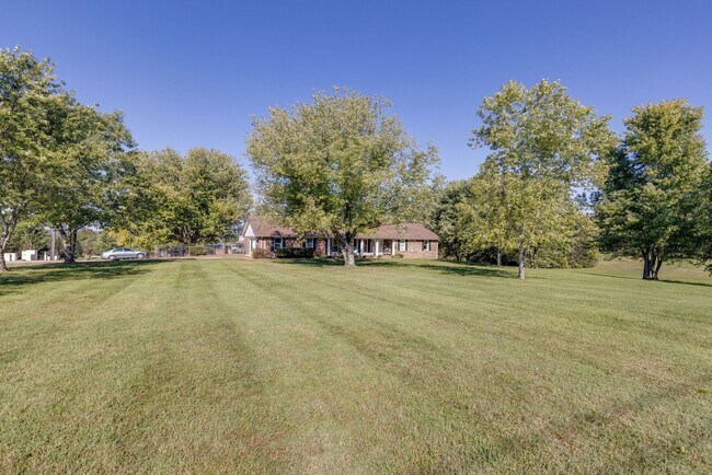 Building Photo - Stunner in North Columbia