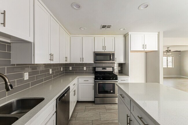 Building Photo - 1310 W Romo Jones St