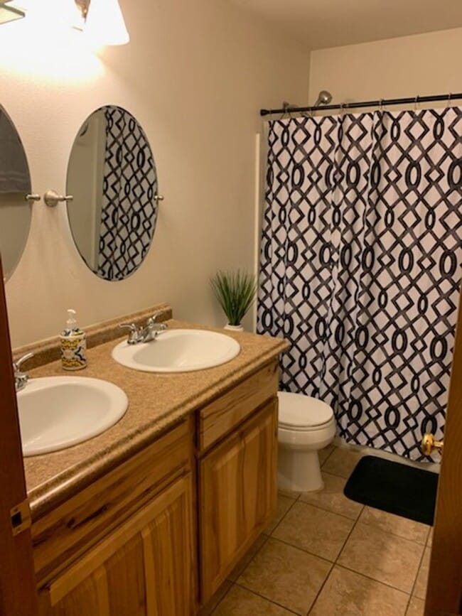 Building Photo - 1238 W 12th St