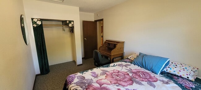 Building Photo - Partially Furnished 3 Bedroom House