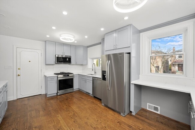 Building Photo - 7056 N Rockwell St