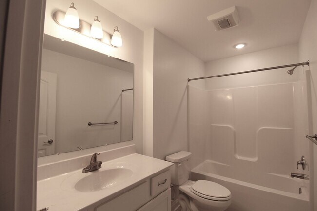 Building Photo - 3 Bedroom 2.5 Townhome Available Now!