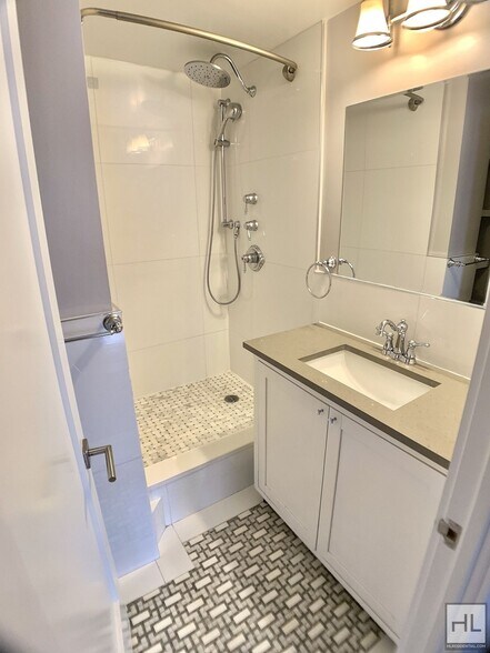 Building Photo - NO FEE 3 bedroom 2 bathroom with washer and dryer and Balcony / West 97th Street