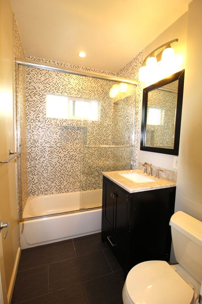 Building Photo - Quaint Midtown Ventura Duplex w/Many Upgra...