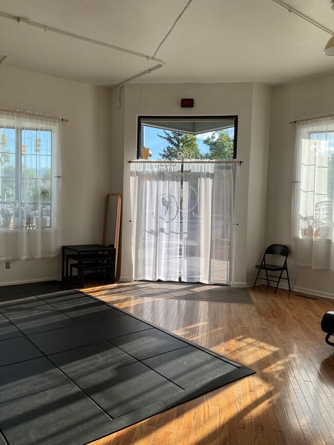 FRONT AREA - 302 E Uintah St