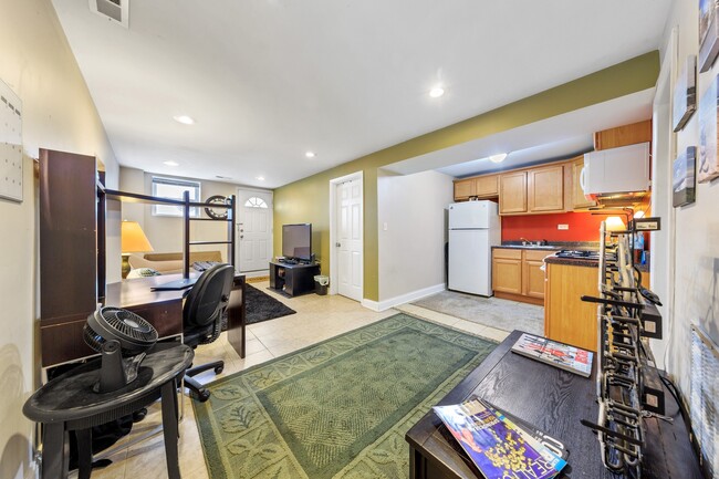 Building Photo - 921 S Oakley Blvd