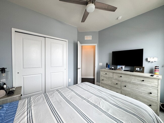 Building Photo - Fantastic 4 Bed 3.5 Bath End Unit Townhome In Potomac Shores Town Center