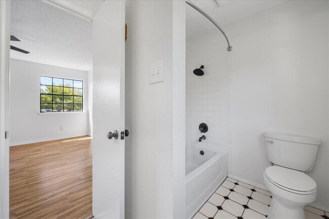 Building Photo - 1404 Deupree Dr