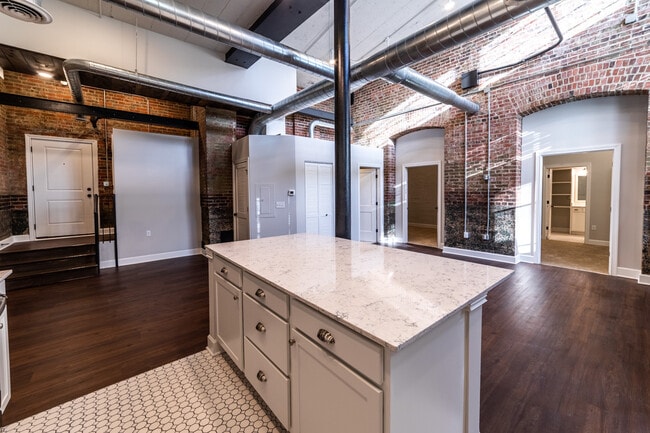 Building Photo - Buckingham & Balmoral