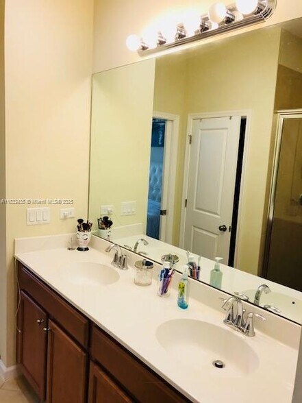 Building Photo - 2950 St Thomas Dr
