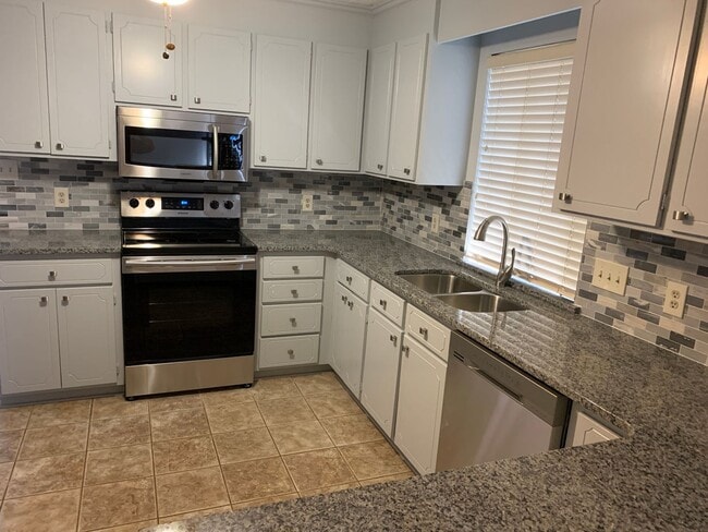 Building Photo - Lovely 3BR home in Raintree with fenced in...