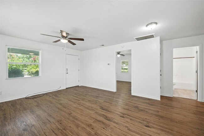 Building Photo - 1206 TX-78 BUS