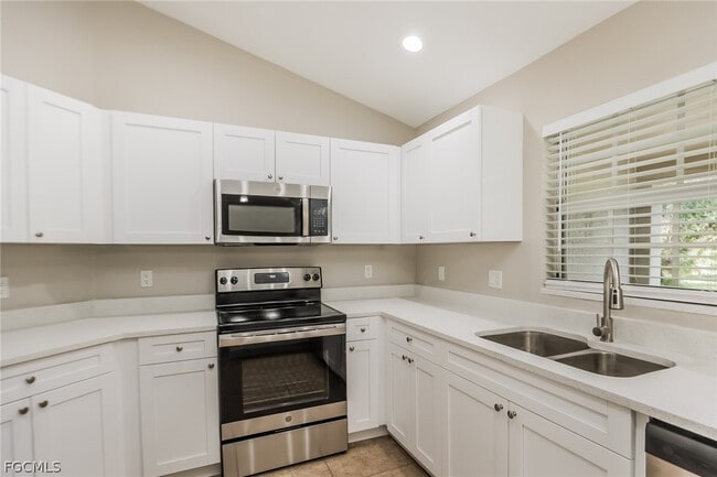 Building Photo - 1018 Card St E