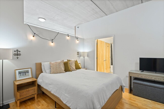 Building Photo - 630 N Franklin St