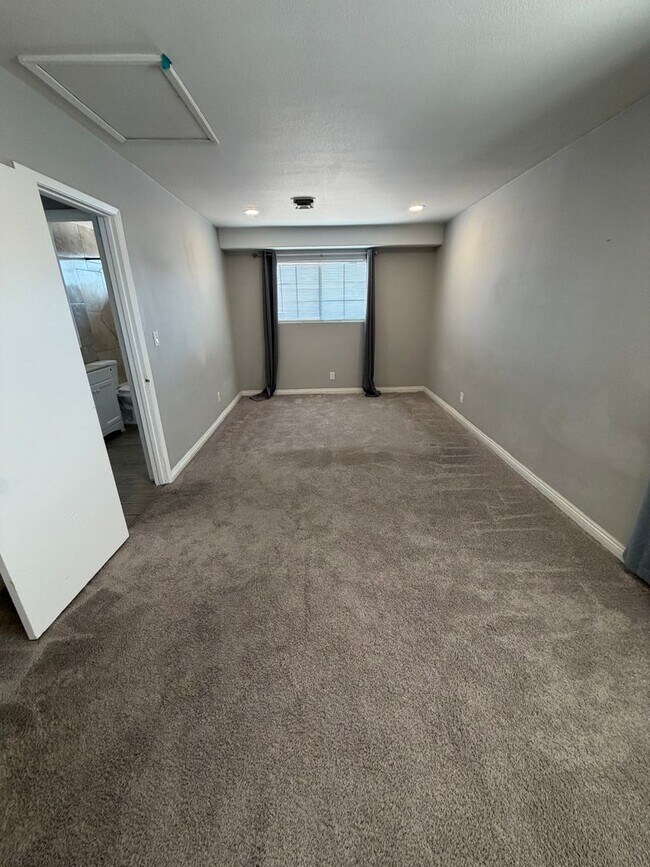 Building Photo - 2820 S Sandhill Rd