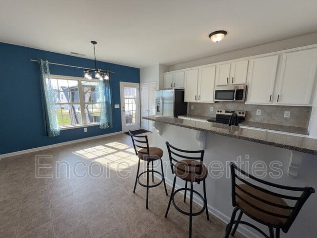 Building Photo - 912 Custom Oak Ln