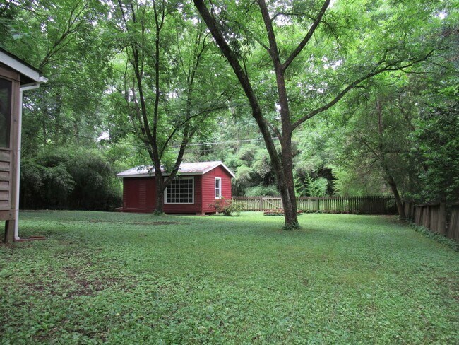 Building Photo - Lovely 2br bungalow with screened porch an...