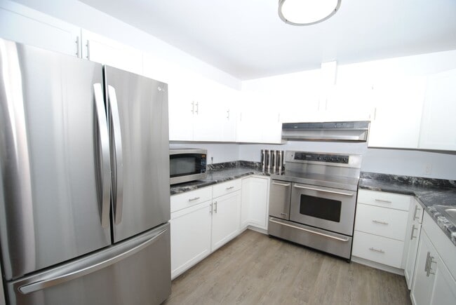 Building Photo - Gorgeous 4 bed / 2 bath with Heated Garage