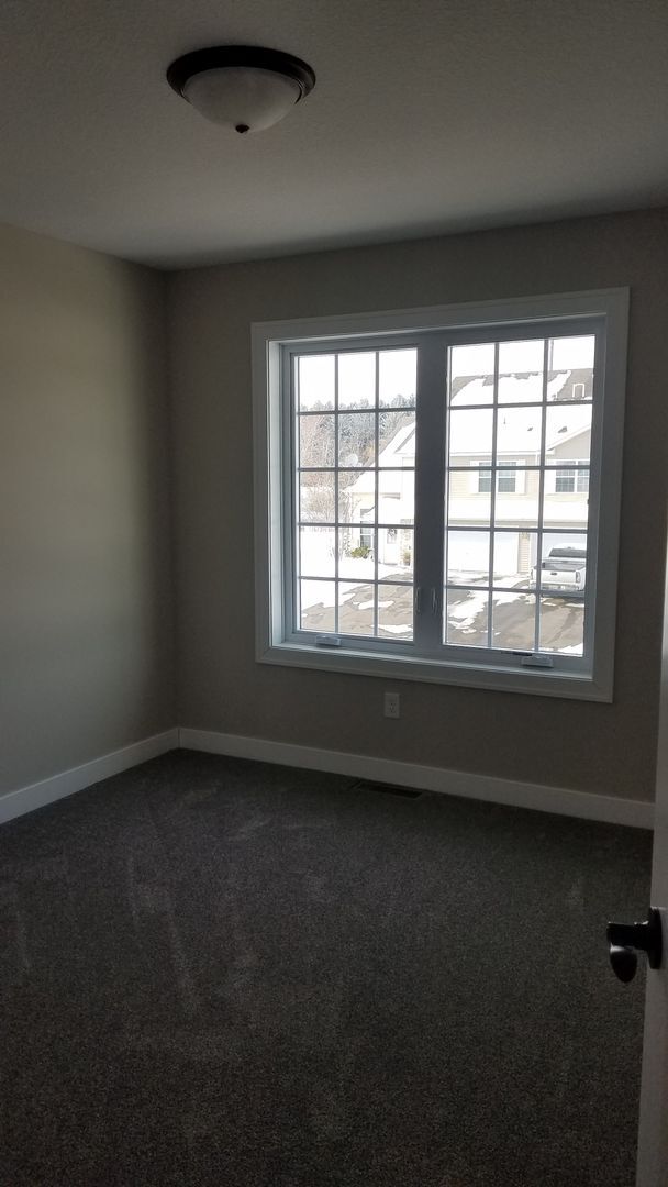 Building Photo - 3 Bedroom 1.5 Bath Townhome