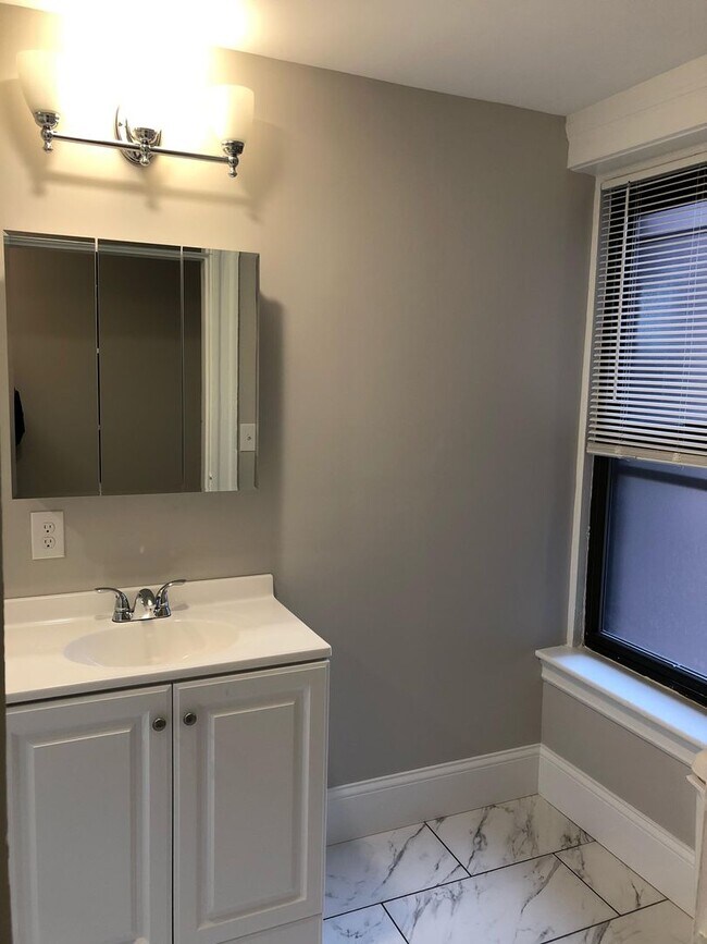 Building Photo - Avl 9/1 - Porter Sq 3.5BR, hot water inc, updated kitchen!