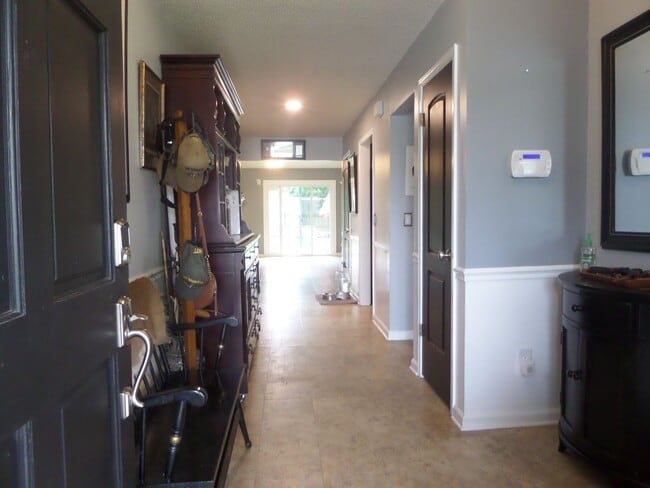 Building Photo - Beautiful 3 bedroom Home