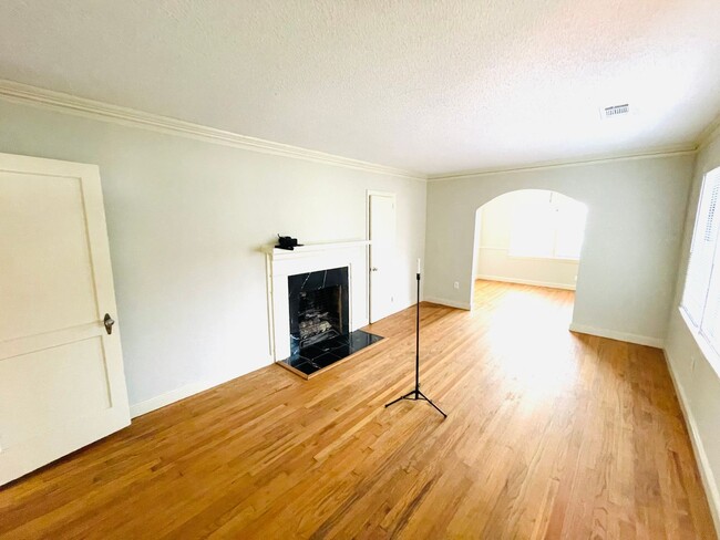 Building Photo - ** 3 Bed 1 Bath located in Cloverdale ** C...