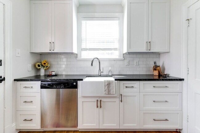 Building Photo - 5000 Bromley Ln