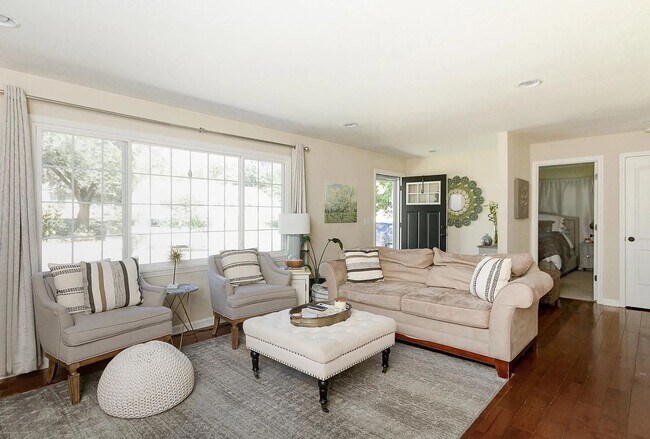 Building Photo - Gorgeous 3 Bedroom 2 Bathroom in Prairie V...
