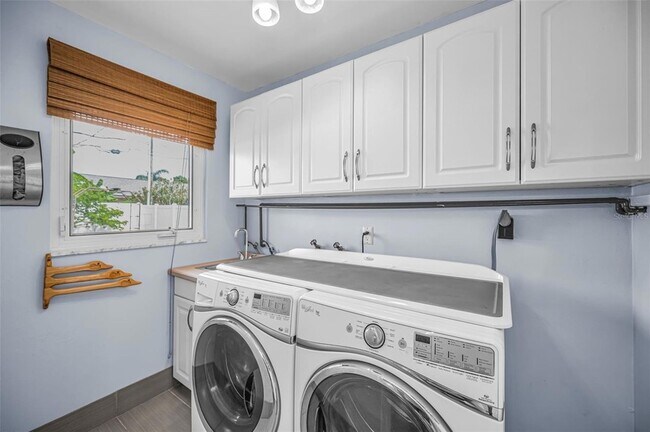 Building Photo - 1387 Hill Dr