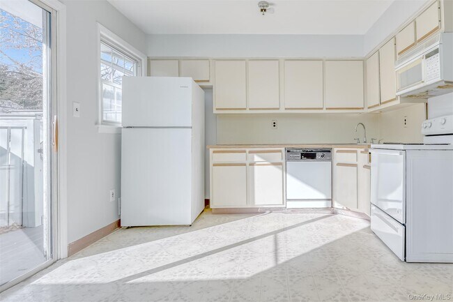 Building Photo - 23 Gladys Dr