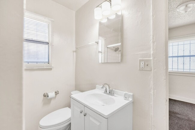 Building Photo - MODERN 2BED/1BATH APARTMENT WITH WASHER/DR...