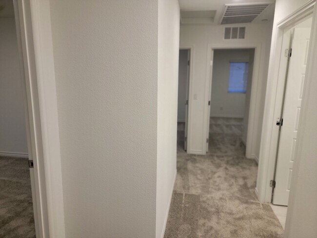Building Photo - Stunning  4 Bedroom Townhome