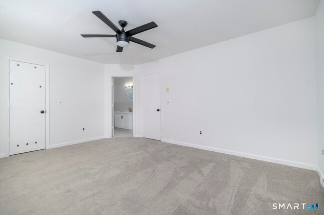 Building Photo - 905 Oronoke Rd