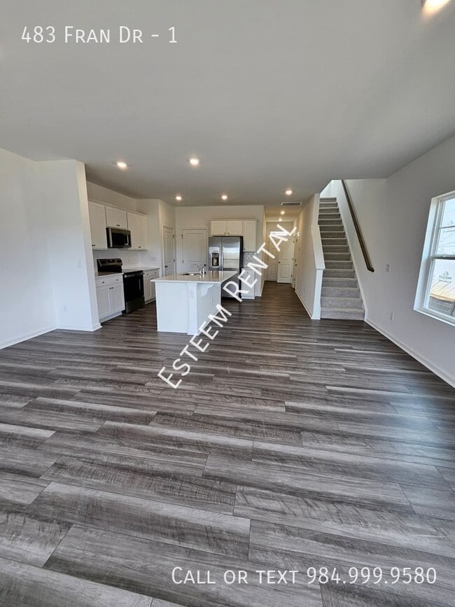 Building Photo - 483 Fran Dr