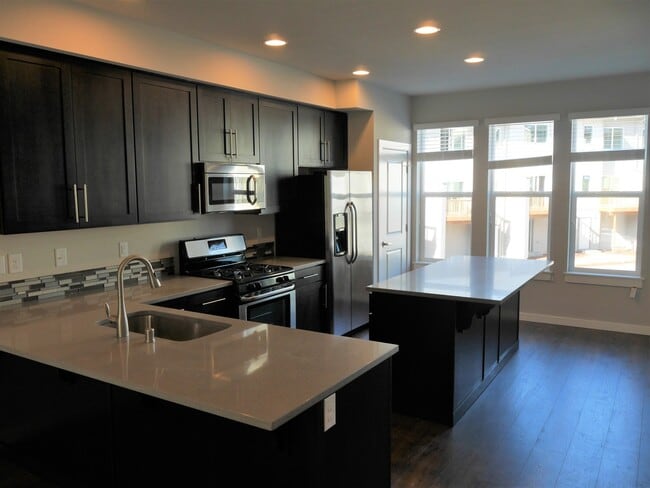 Building Photo - Beautiful Modern 2 Bedroom 2.5 Bath Townhouse in Arcadia Terrace