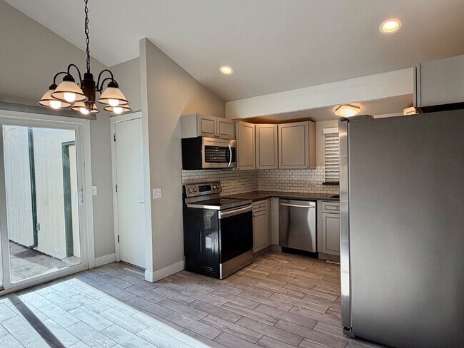 Building Photo - Spacious 4 bedroom, 3 bathroom home in the heart of Aurora is ready for immediate move in! Conven...