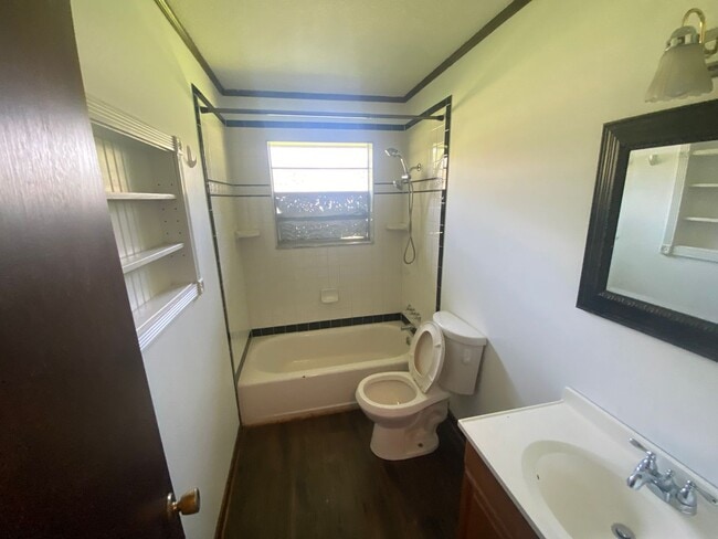 Building Photo - 115 Blair St