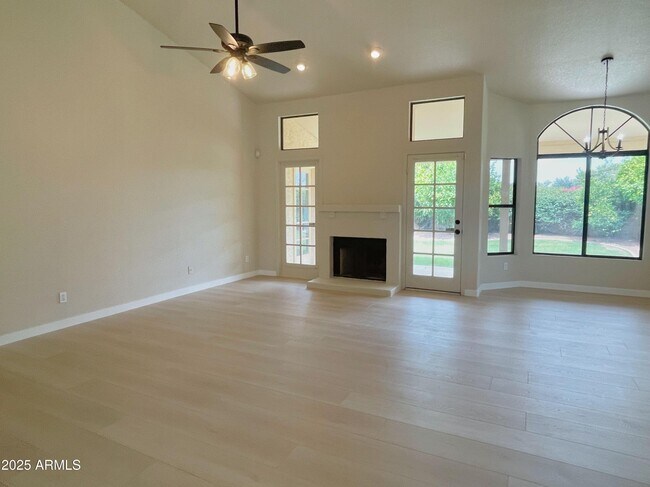 Building Photo - 319 N Riata St