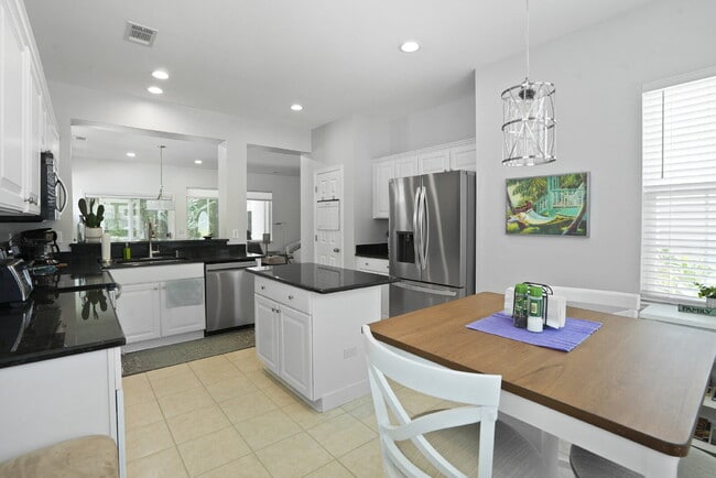 Building Photo - 211 Hampton Cir